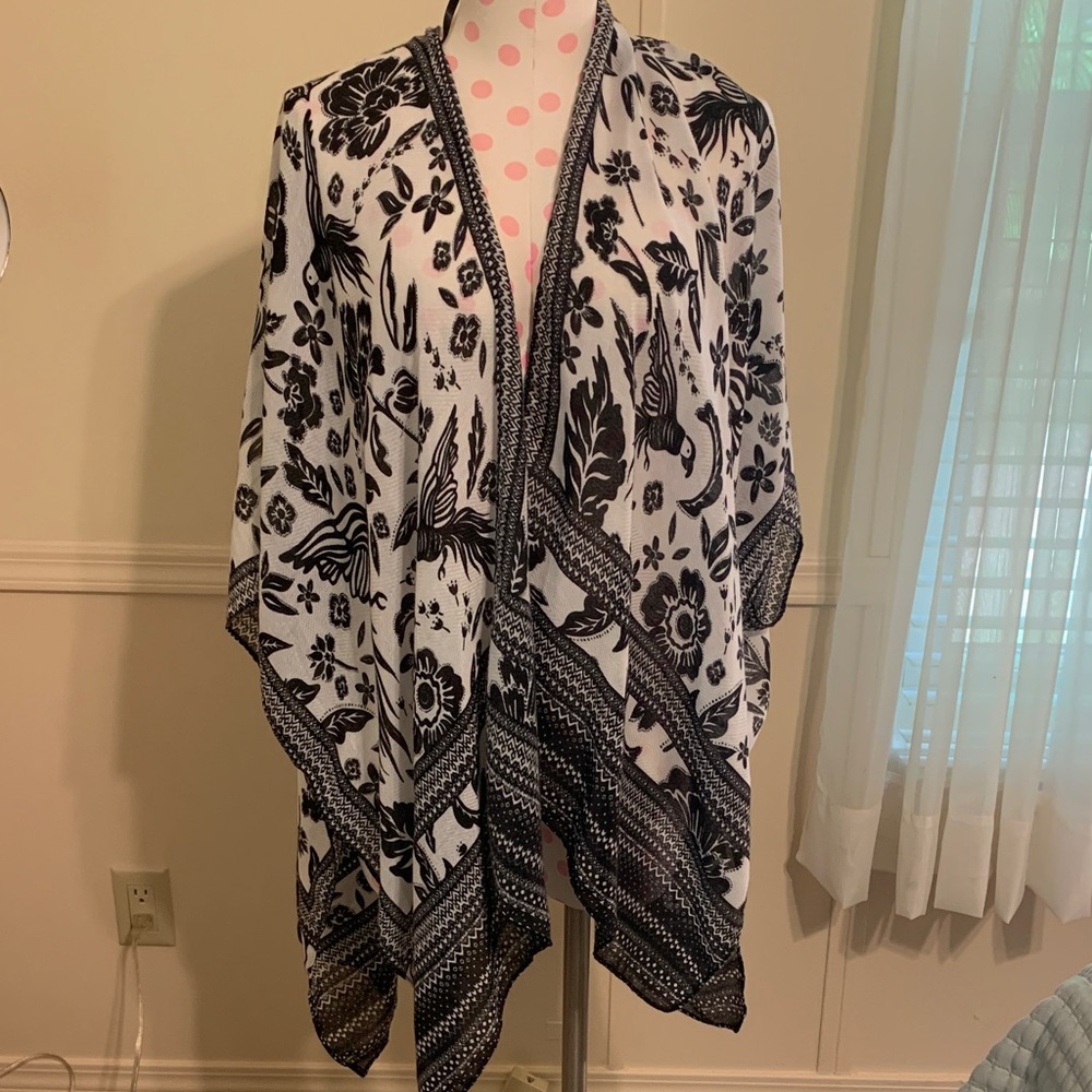 Vince Camuto Black and White Floral & Bird Open-Front kimono Poncho NEW OSFA
